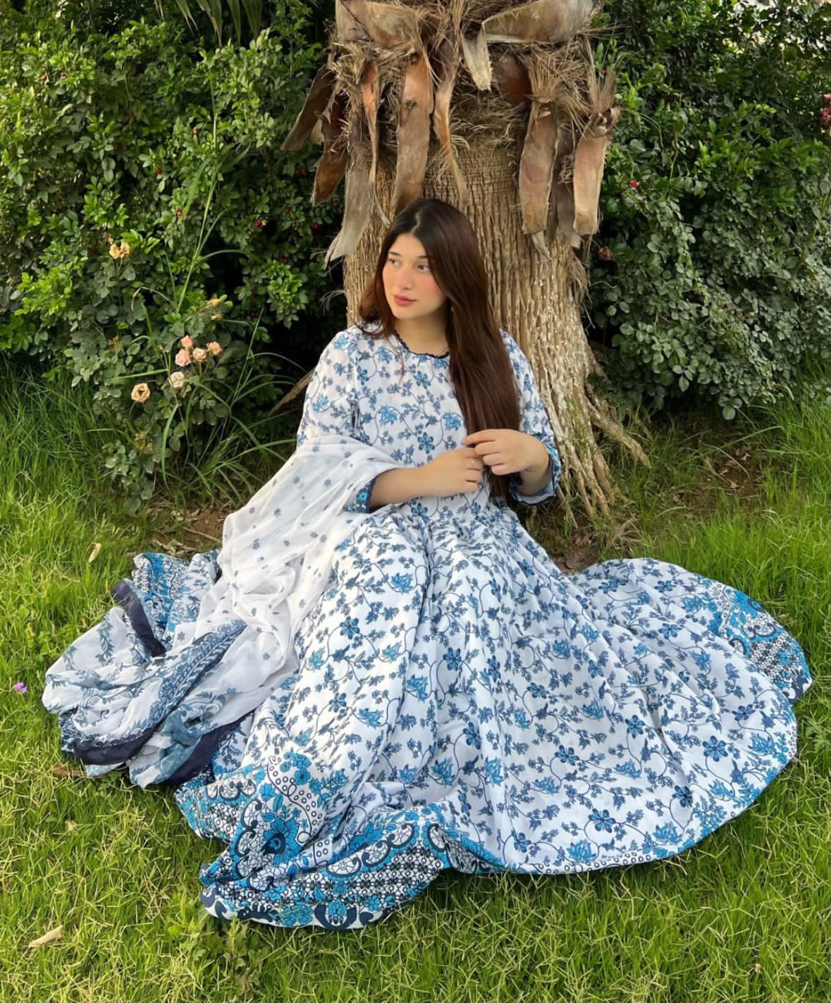 3 Pcs Women's Stitched Arabic Lawn Printed Maxi Suit